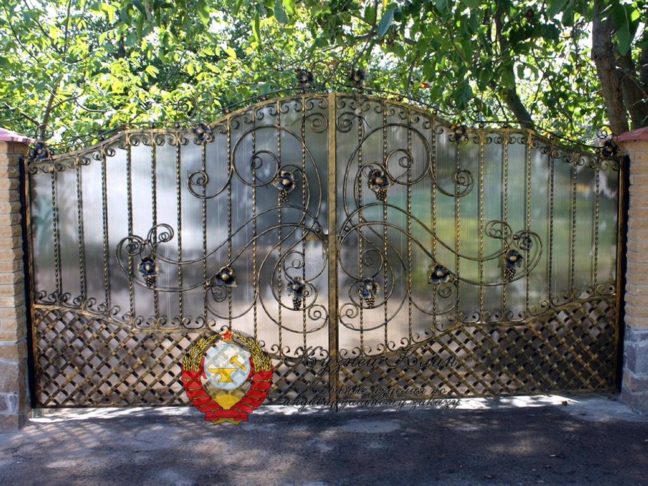 Кованые ворота распашные с автоматикой