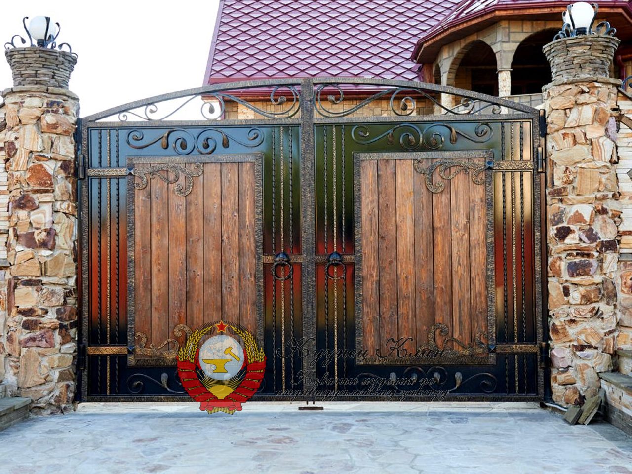 Кованые ворота распашные с деревом и поликарбонатом