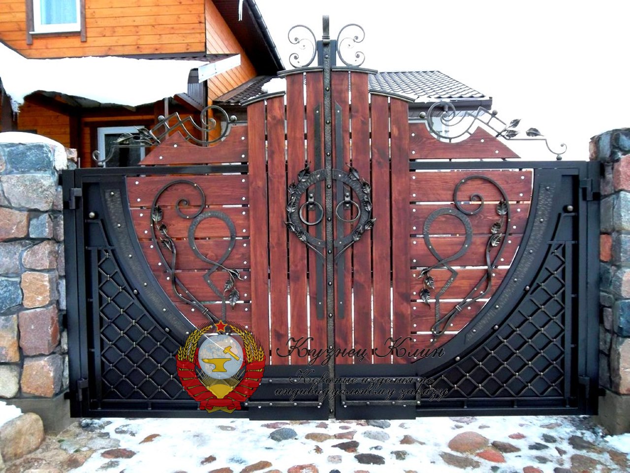 Кованые ворота с деревом распашные
