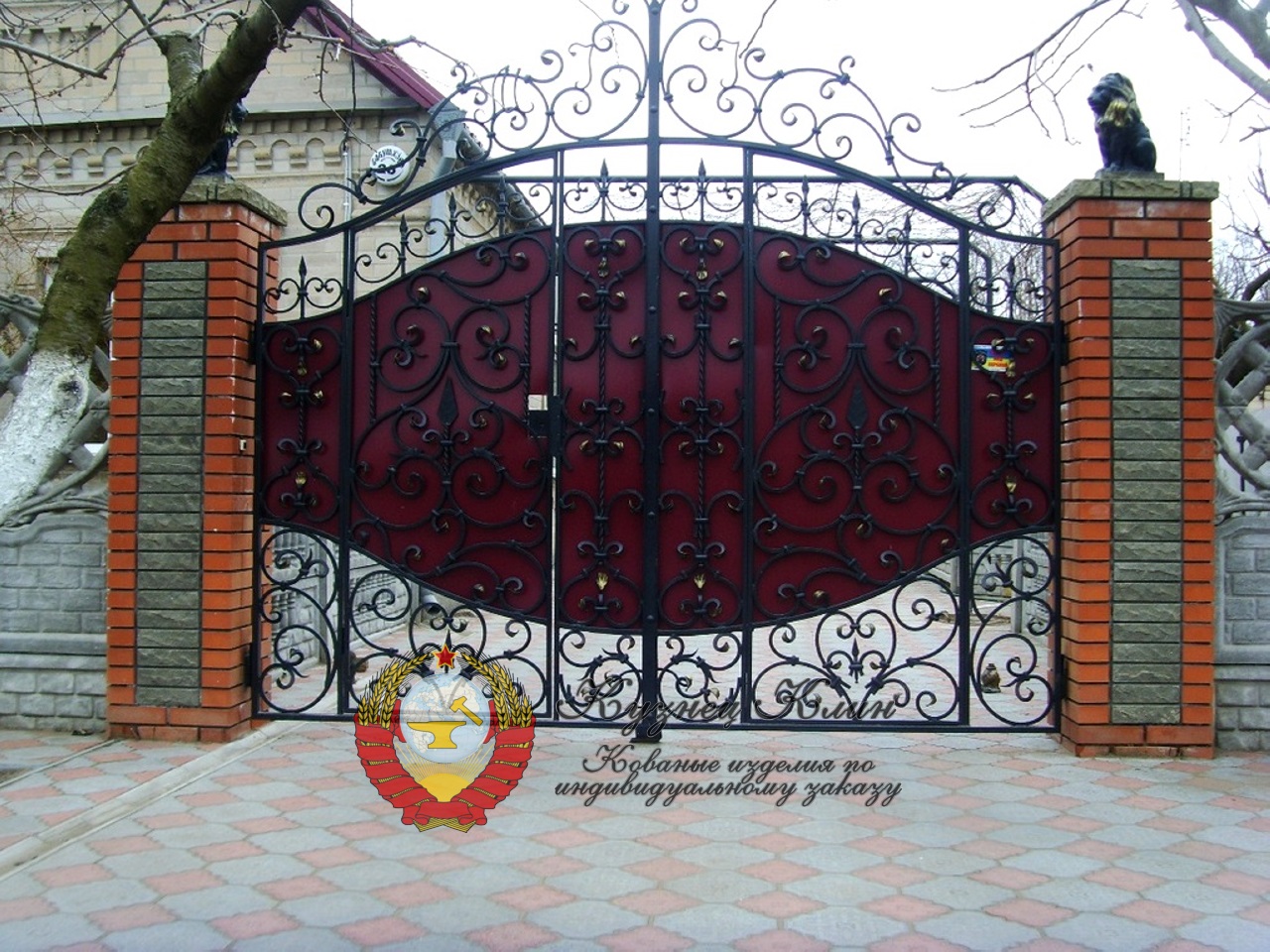 Кованые ворота с калиткой и автоматикой