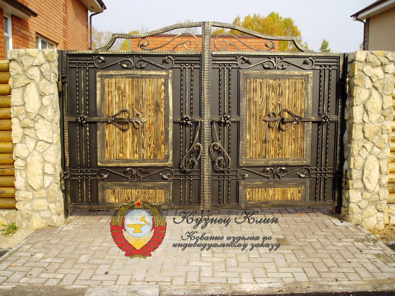 Кованые ворота с механическим запиранием