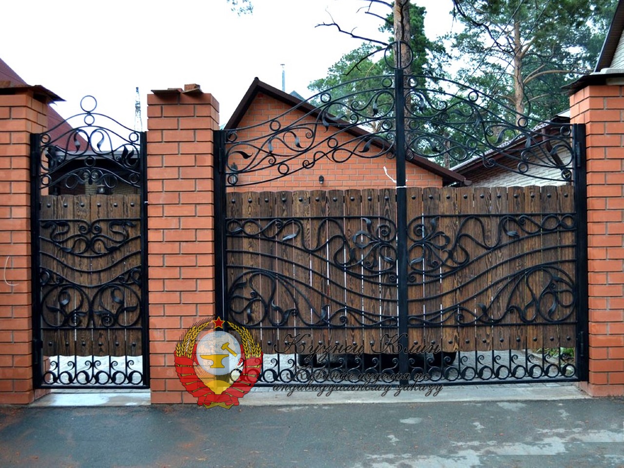 Кованые ворота с отделкой штакетом  и автоматикой