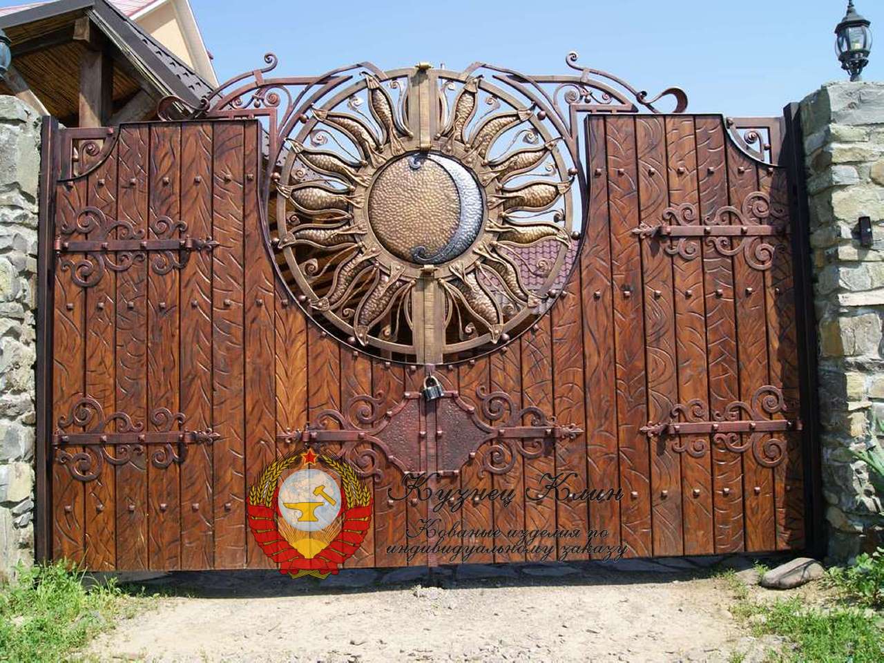Кованые ворота с распошной автоматикой