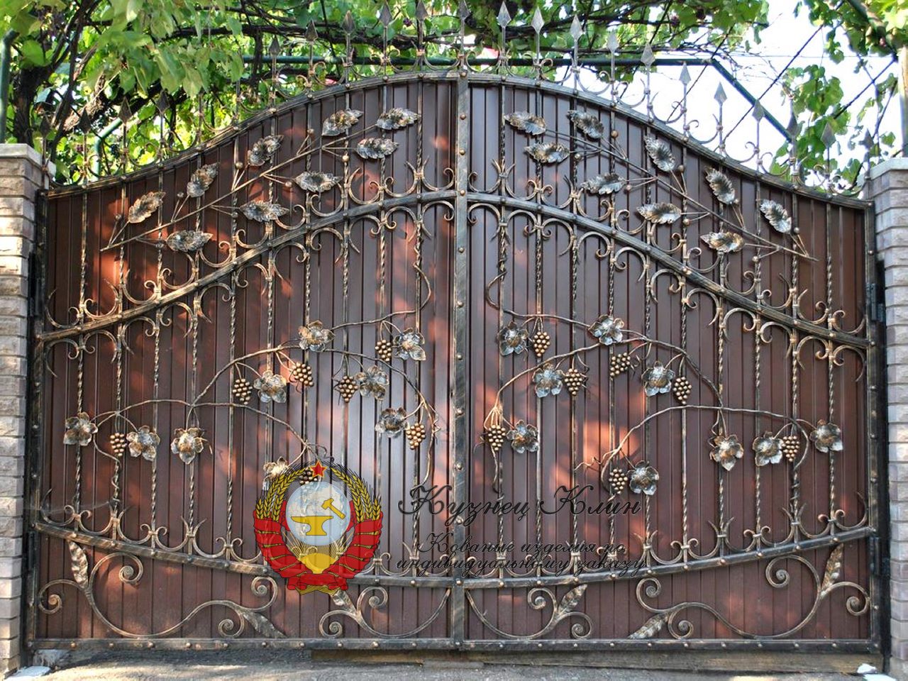 Кованые ворота виноградная лоза с профнастилом