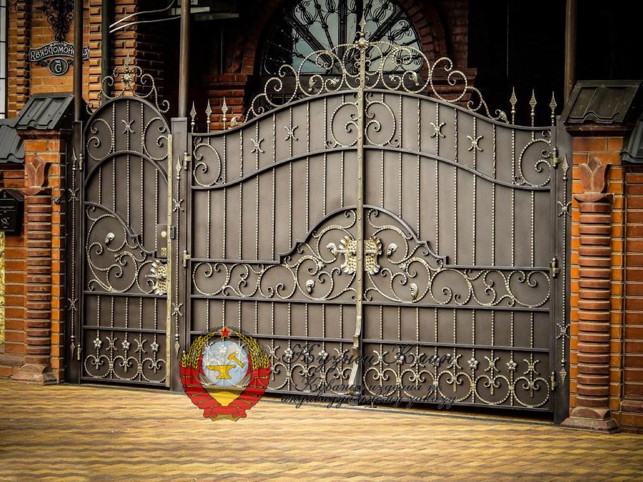 Кованые ворота глухие с калиткой