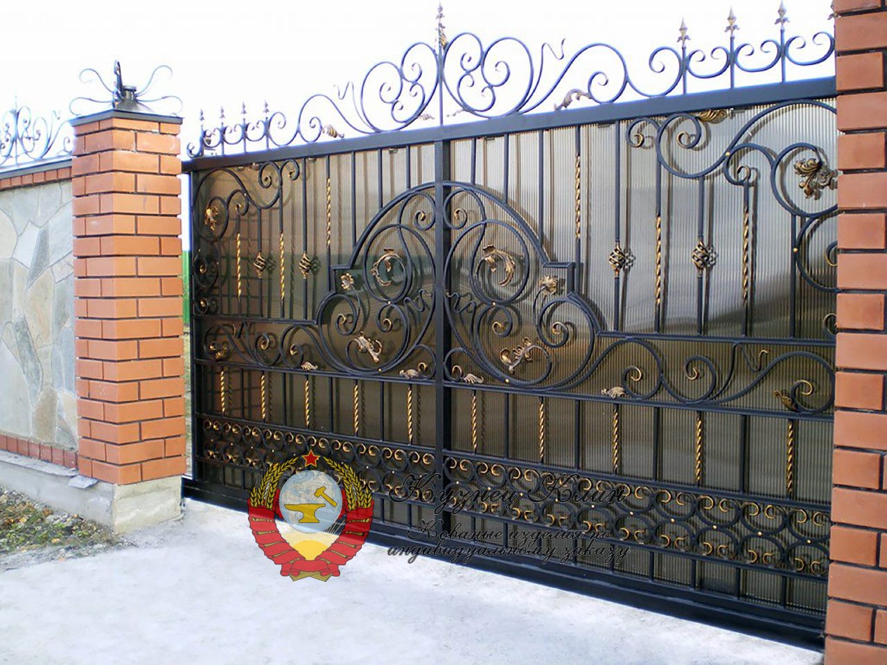 Кованые ворота откатные с сотовым поликарбонатом