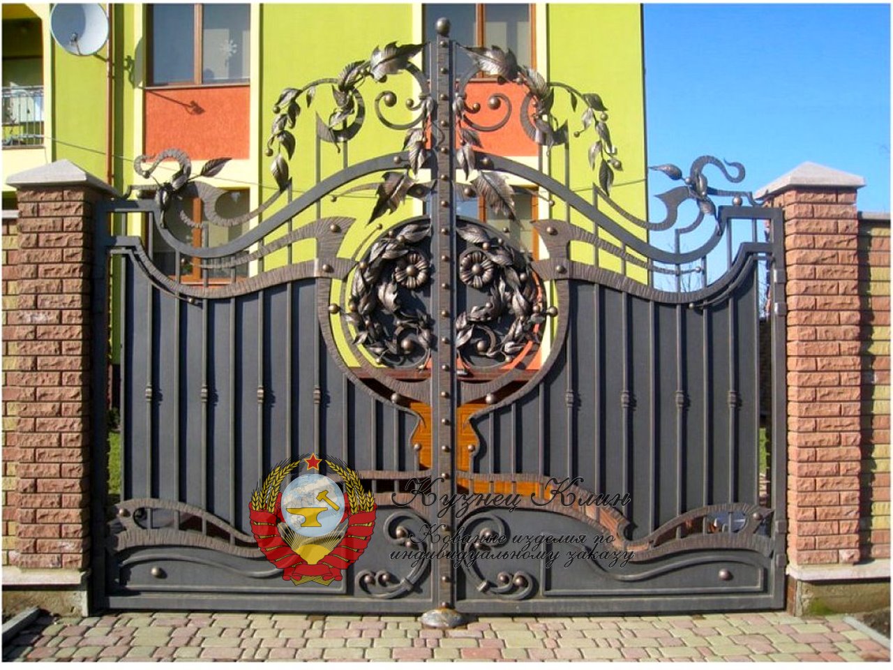 Кованые ворота распашные с автоматическим приводом