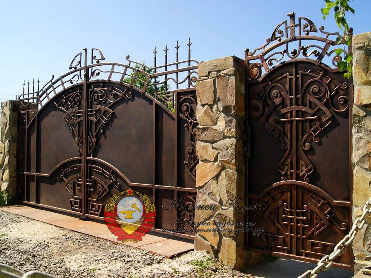 Кованые ворота с встроенной автоматикой