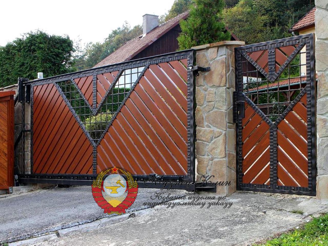 Кованые ворота с деревом откатные вид изнутри