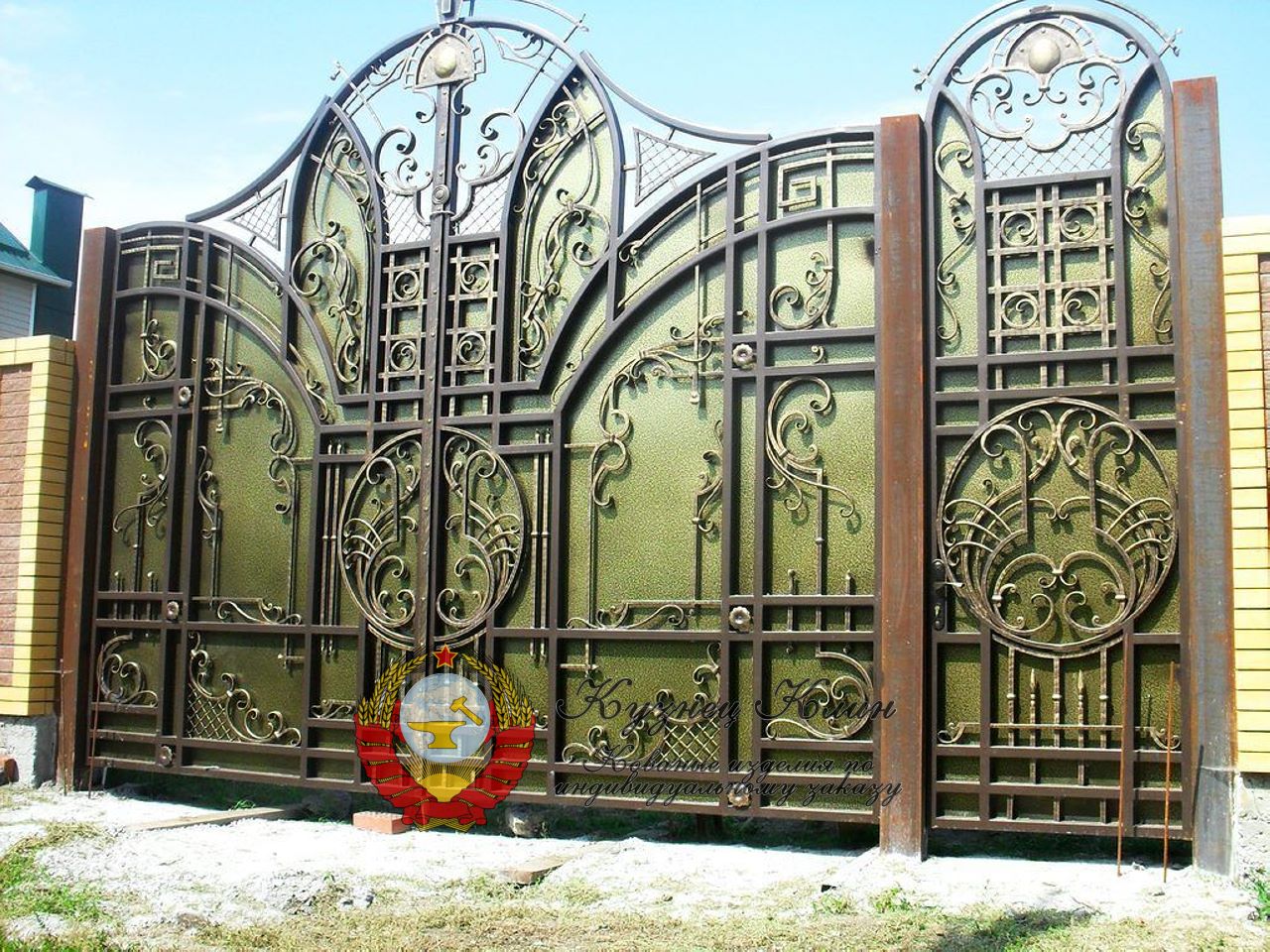 Кованые ворота с калиткой монтаж