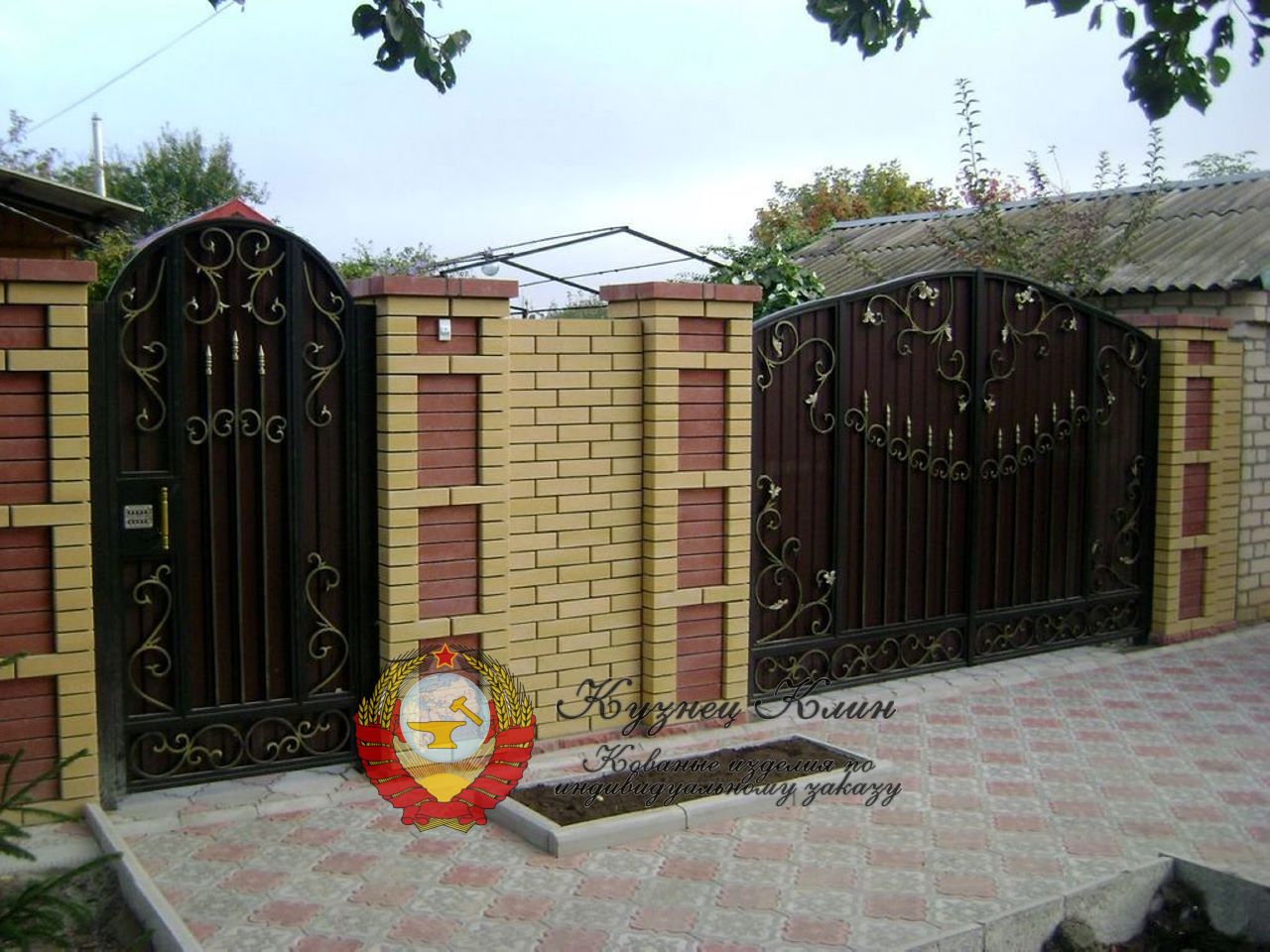 Кованые ворота с калиткой распашные