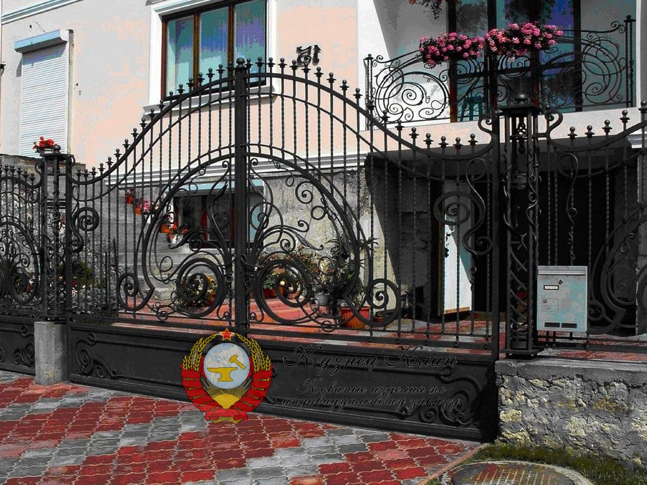 Кованые ворота с открытыми столбами и автоматикой