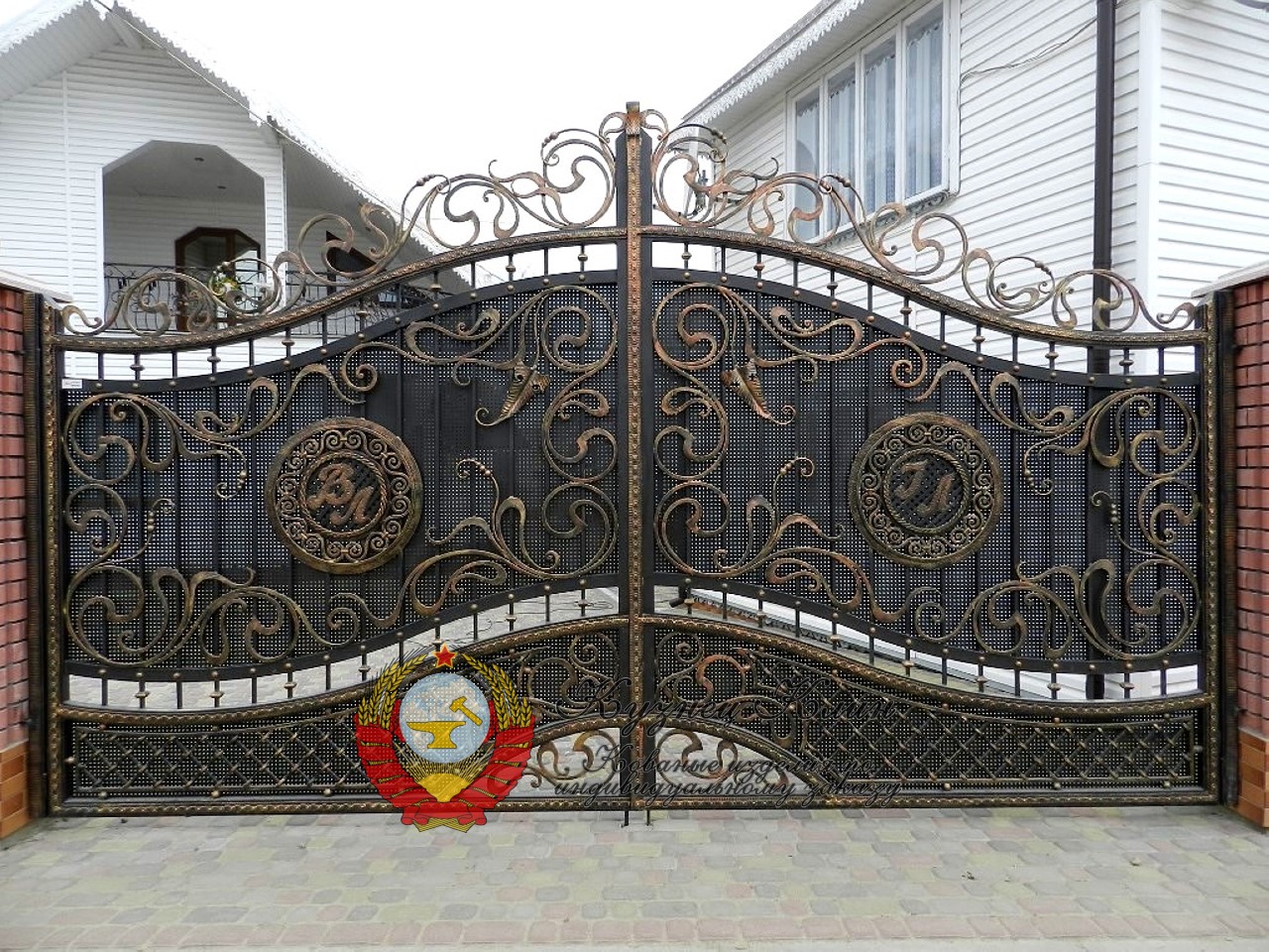 Кованые ворота с сеткой и гербом