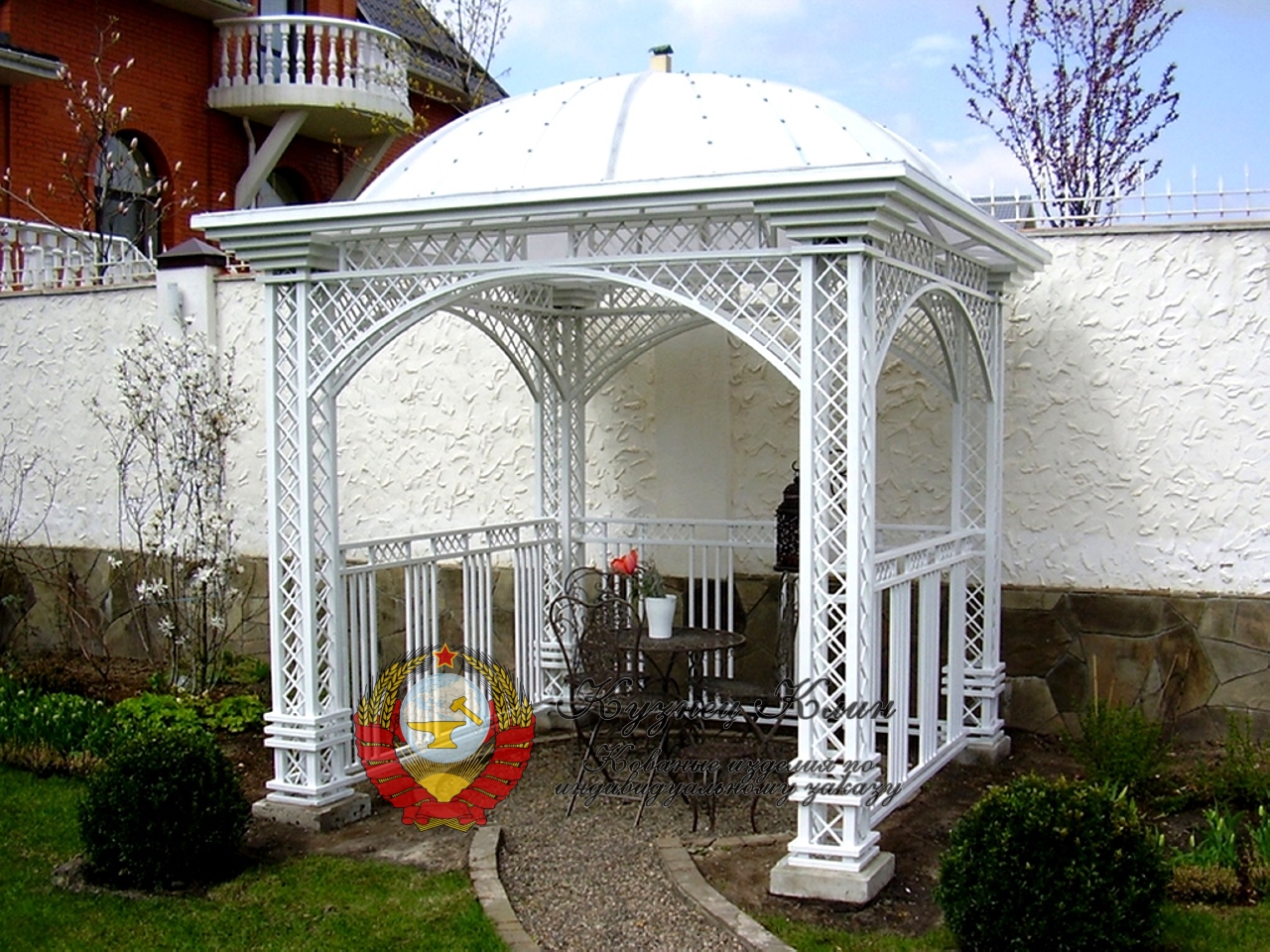 Кованая беседка белая с открытыми столбами