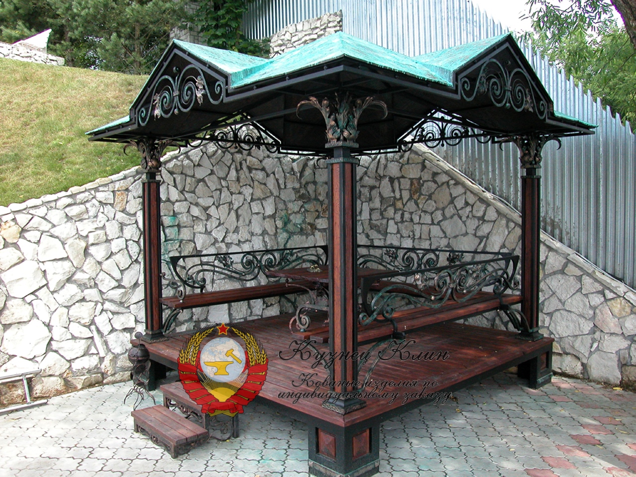 Кованая беседка на подиуме