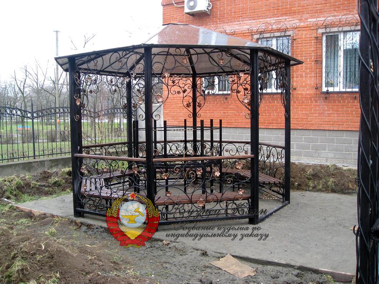 Кованая беседка открытая с мягкой кровлей
