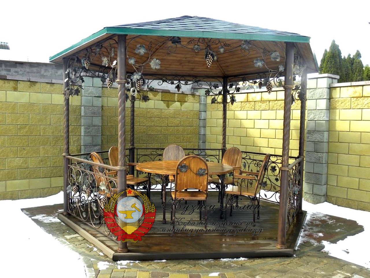 Кованая беседка с мебелью