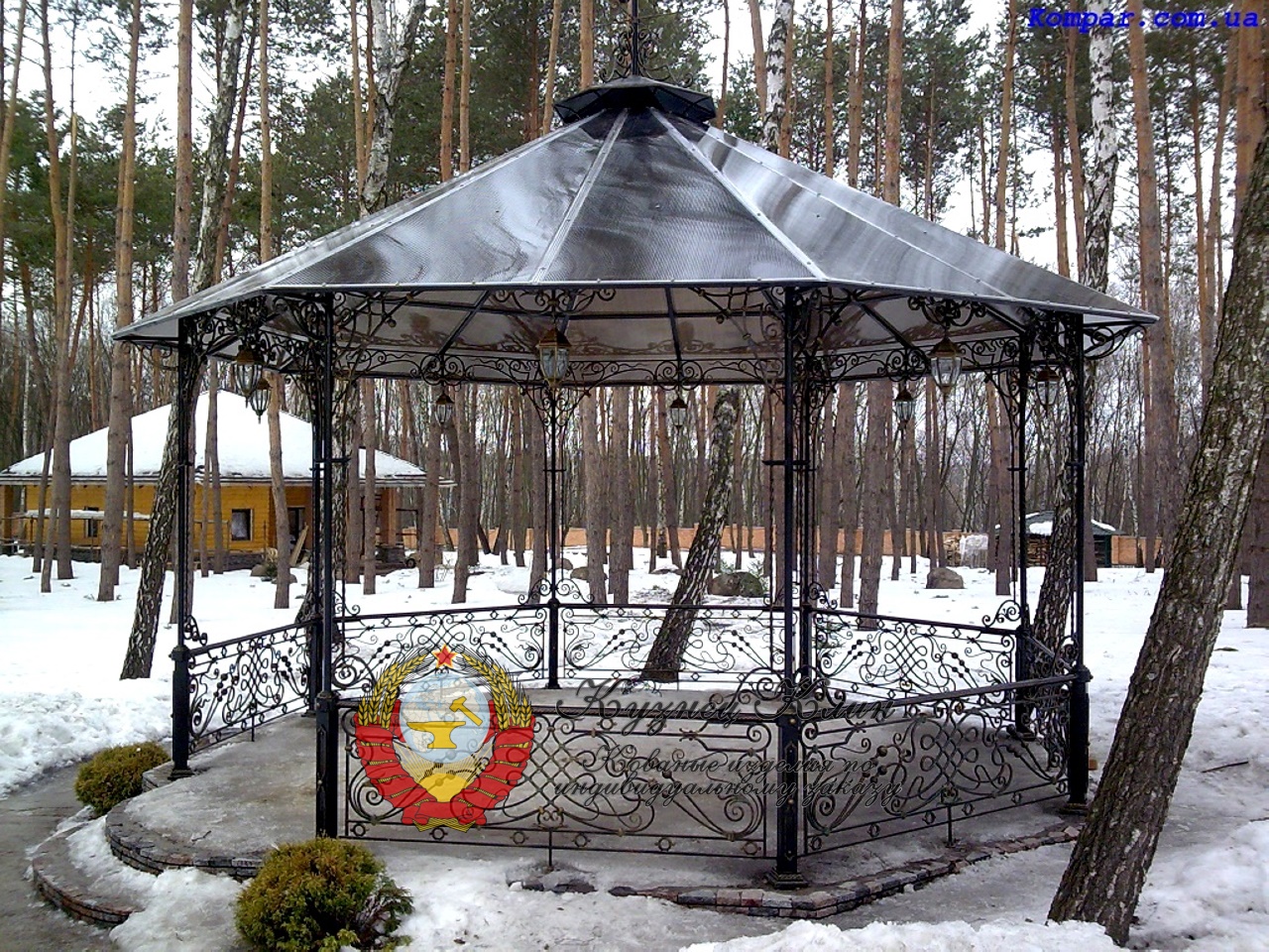 Кованая беседка с монолитным поликарбонатом