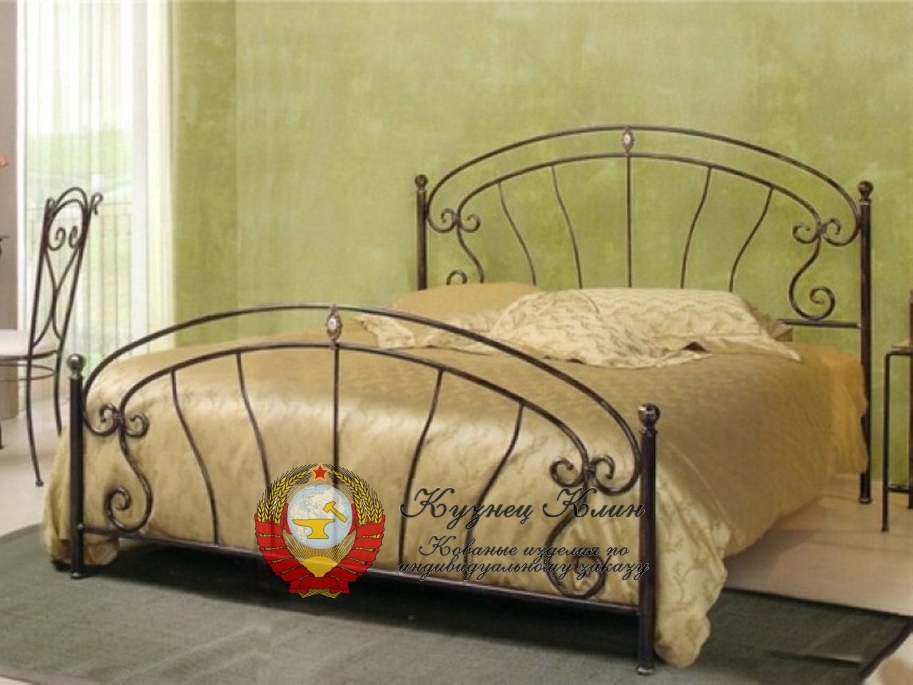 Кованая кровать с круглыми столбами