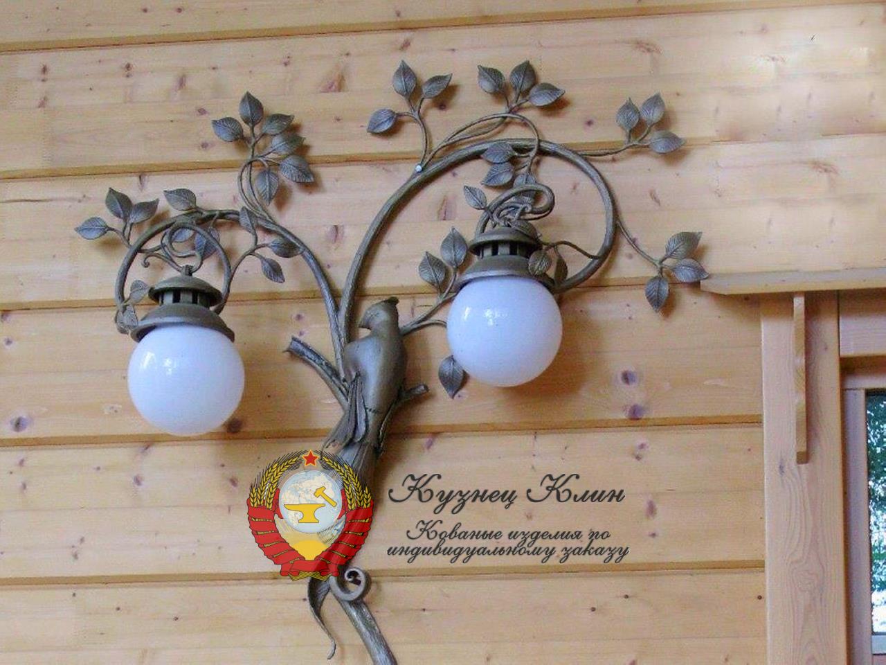 Кованый фонарь птичка на дереве