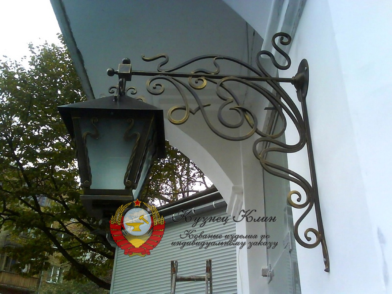 Кованый фонарь уличный на отвесе