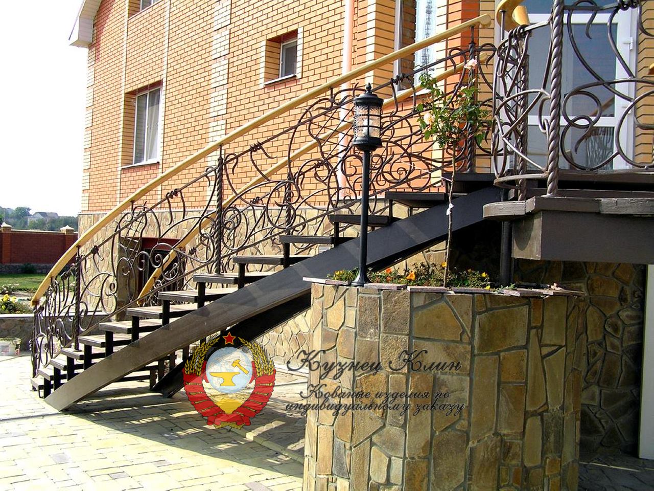 Кованая лесница с перилами уличная