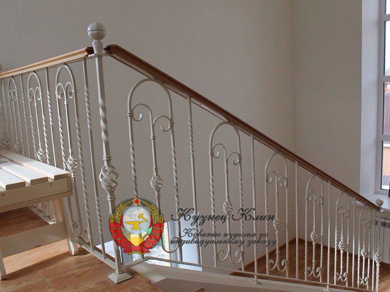 Кованые перила белые пример поручня