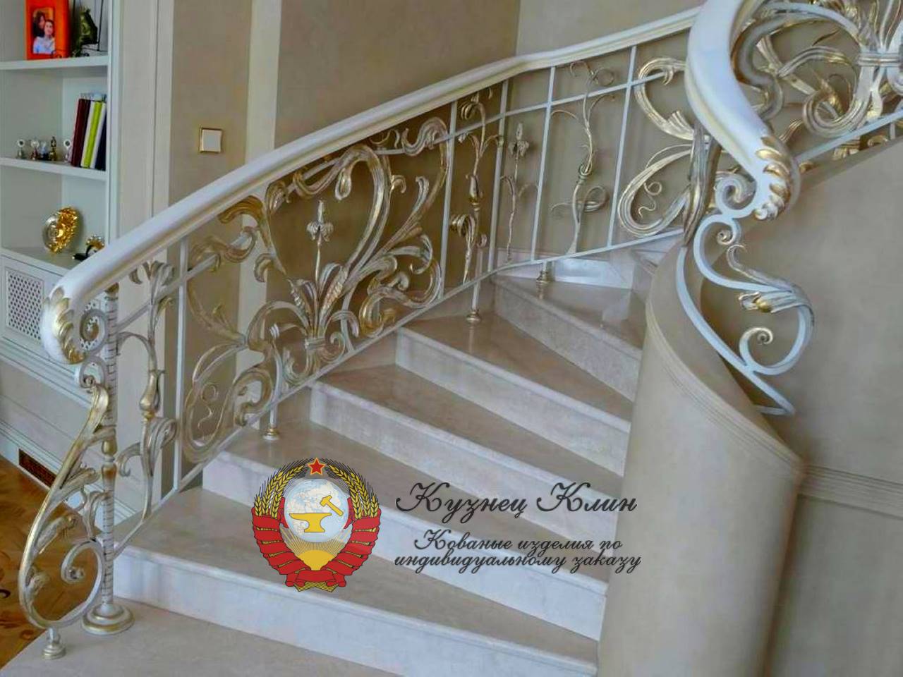 Кованые перила белые с деревянным поручнем