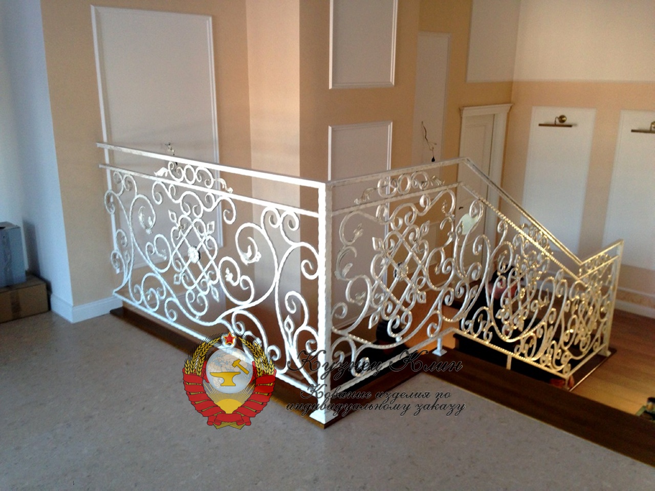 Кованые перила белые с переходом на площадку