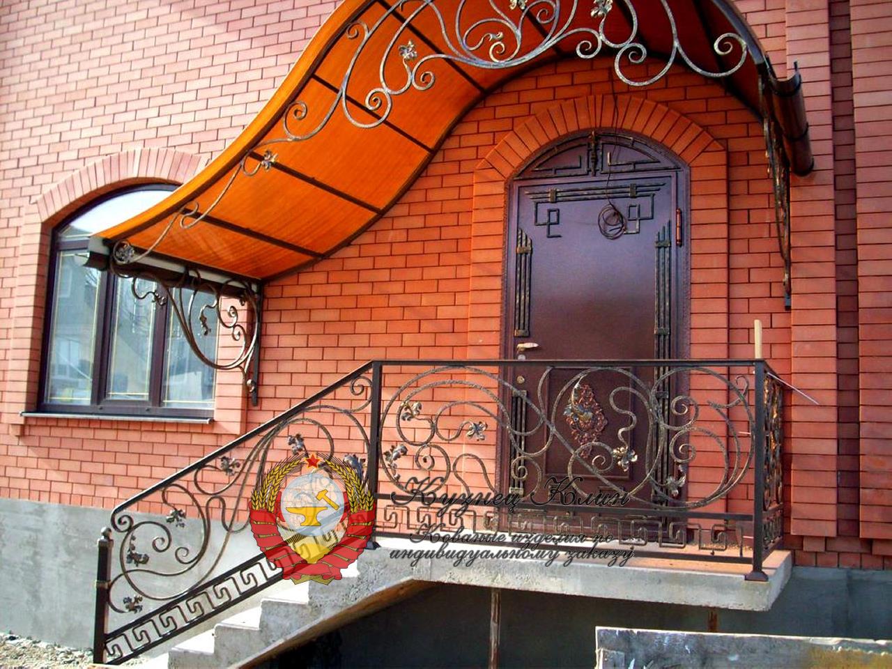 Кованые перила на крыльцо с навесом