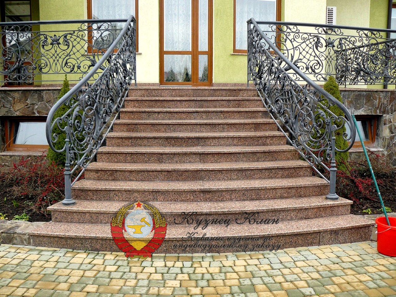 Кованые перила на центральный вход