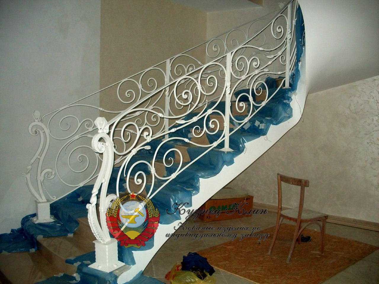 Кованые перила с витыми столбами