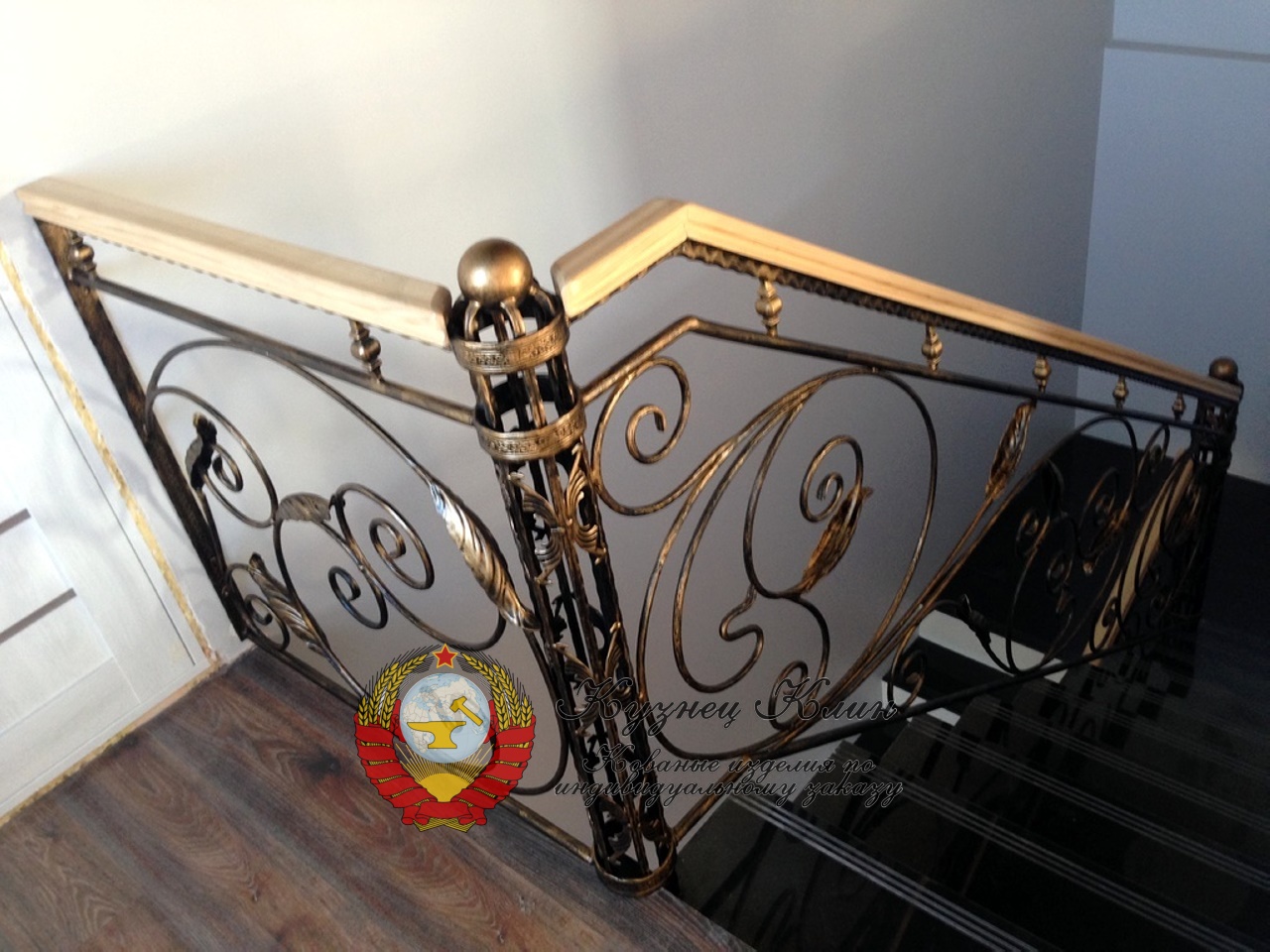 Кованые перила с дубовым поручнем