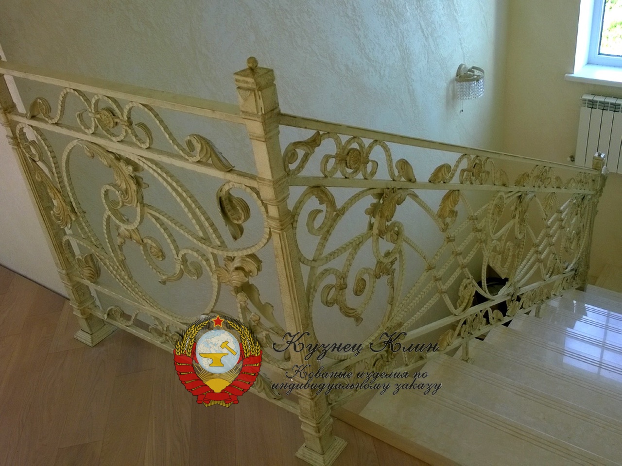 Кованые перила с ограждением второго света