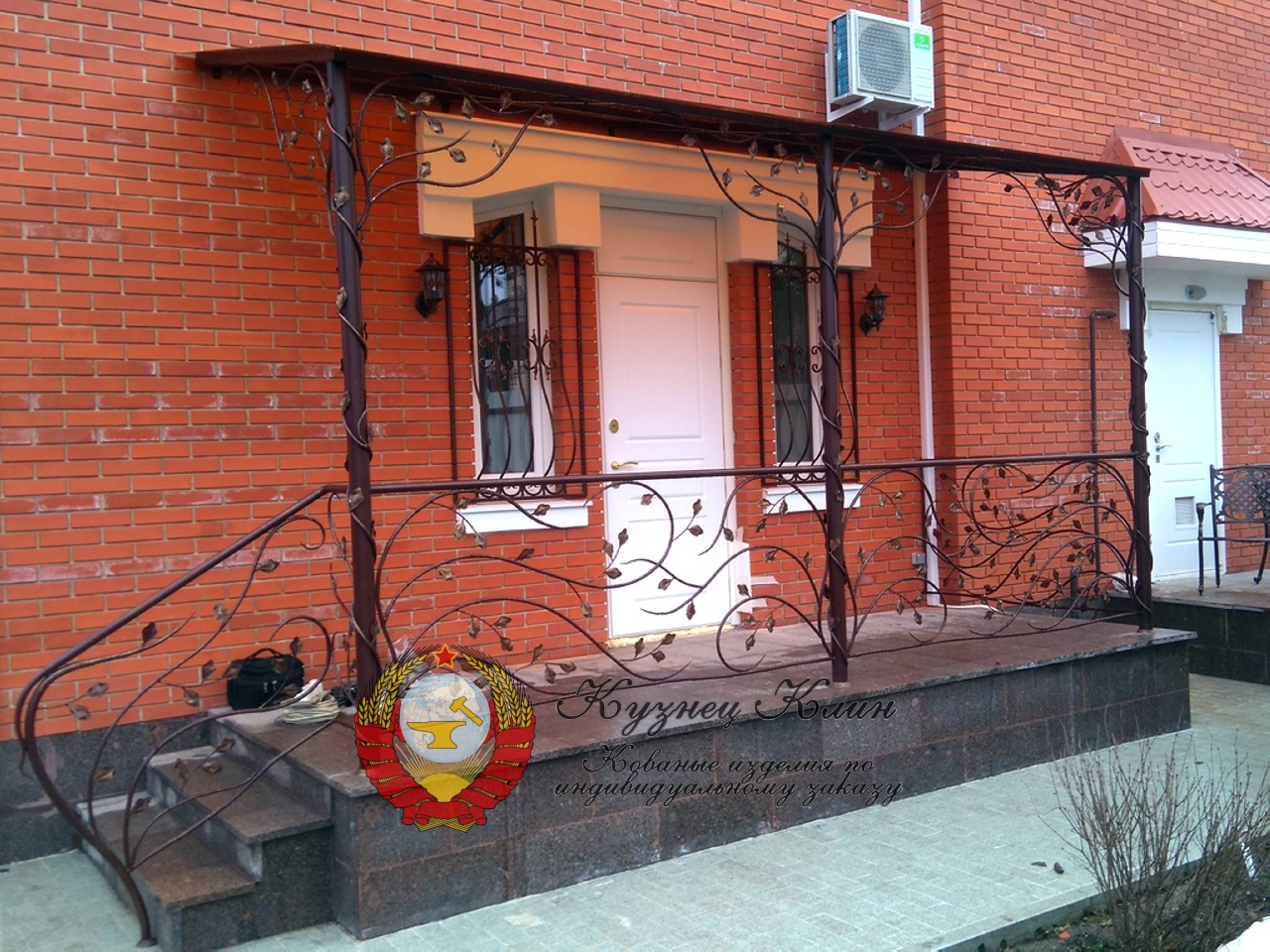 Кованый навес с перилами простой