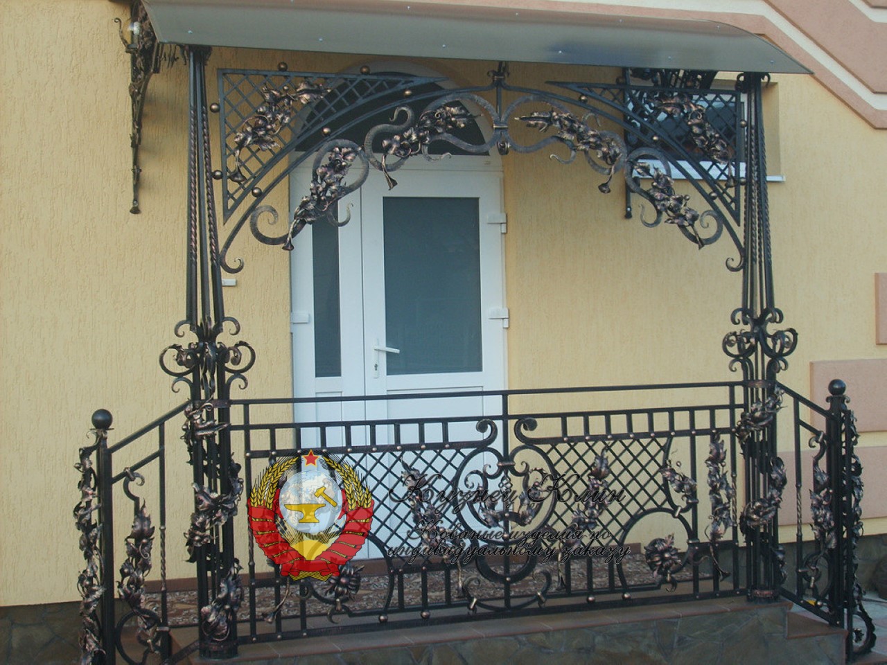 Кованый навес сперилами на два входа