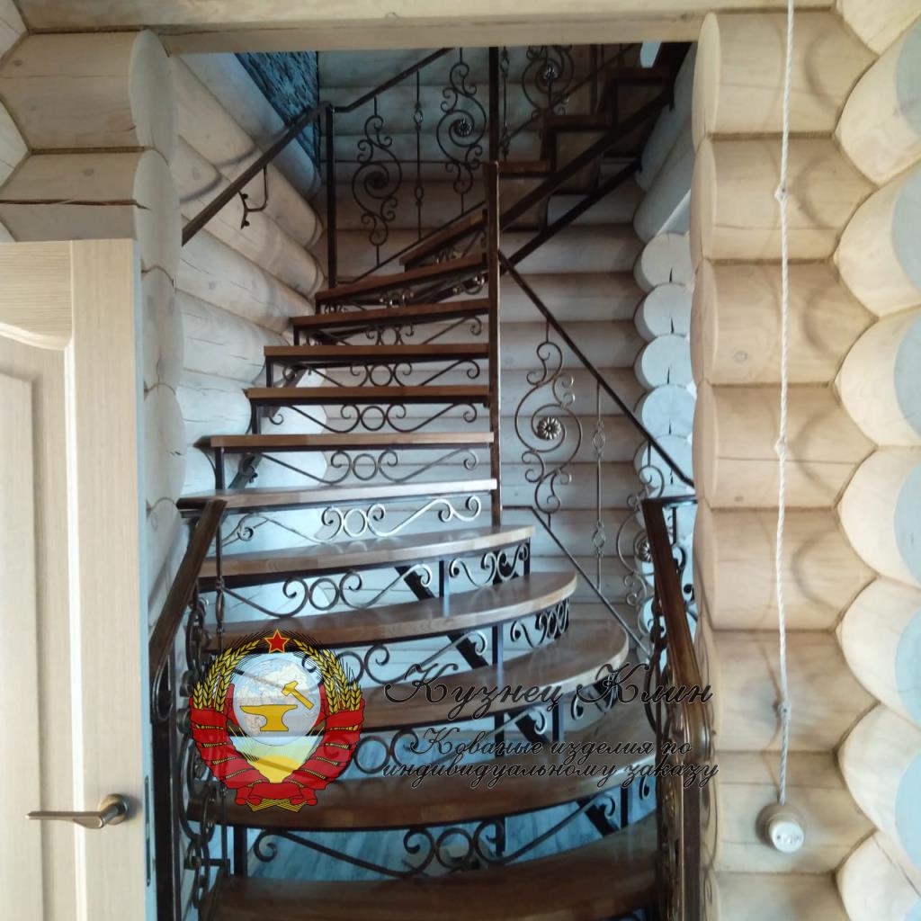 г. ВОЛОКОЛАМСК КОВАНАЯ ЛЕСТНИЦА В ДЕРЕВЯННЫЙ ДОМ