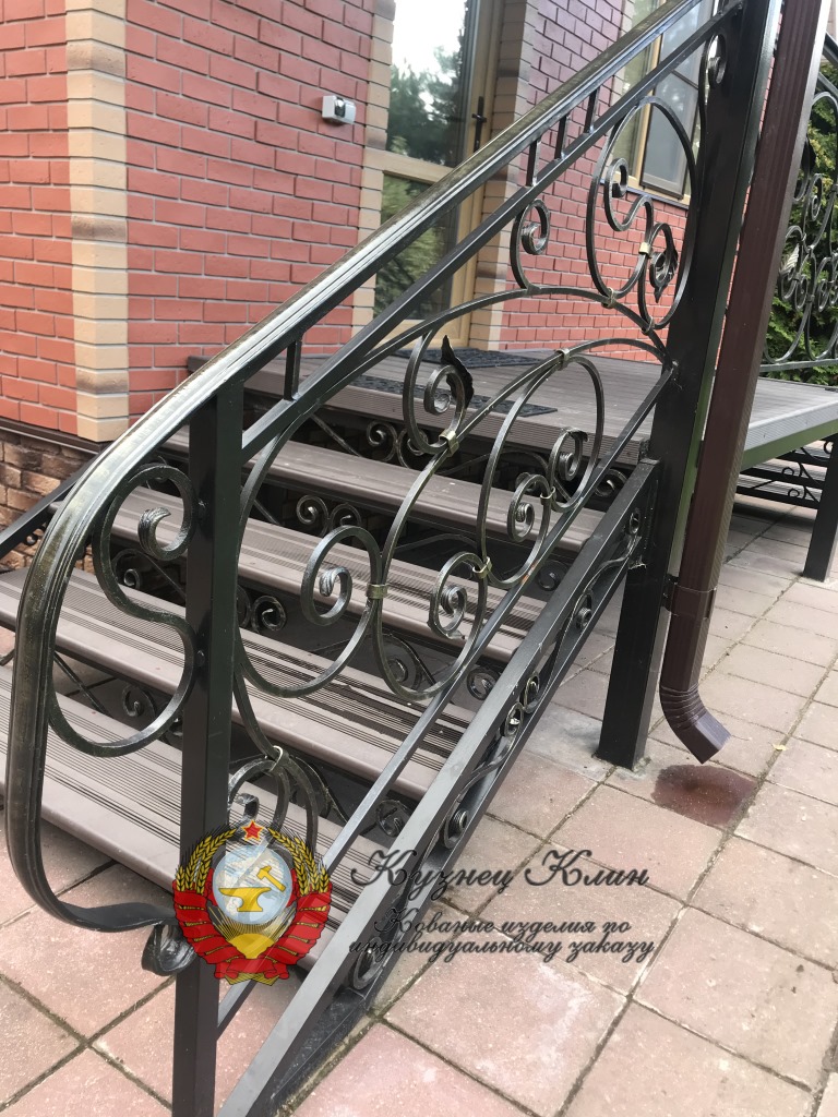 г. ДОМОДЕДОВО КОВАНЫЕ СТУПЕНИ С ДОСКОЙ ПВХ ВИД 2