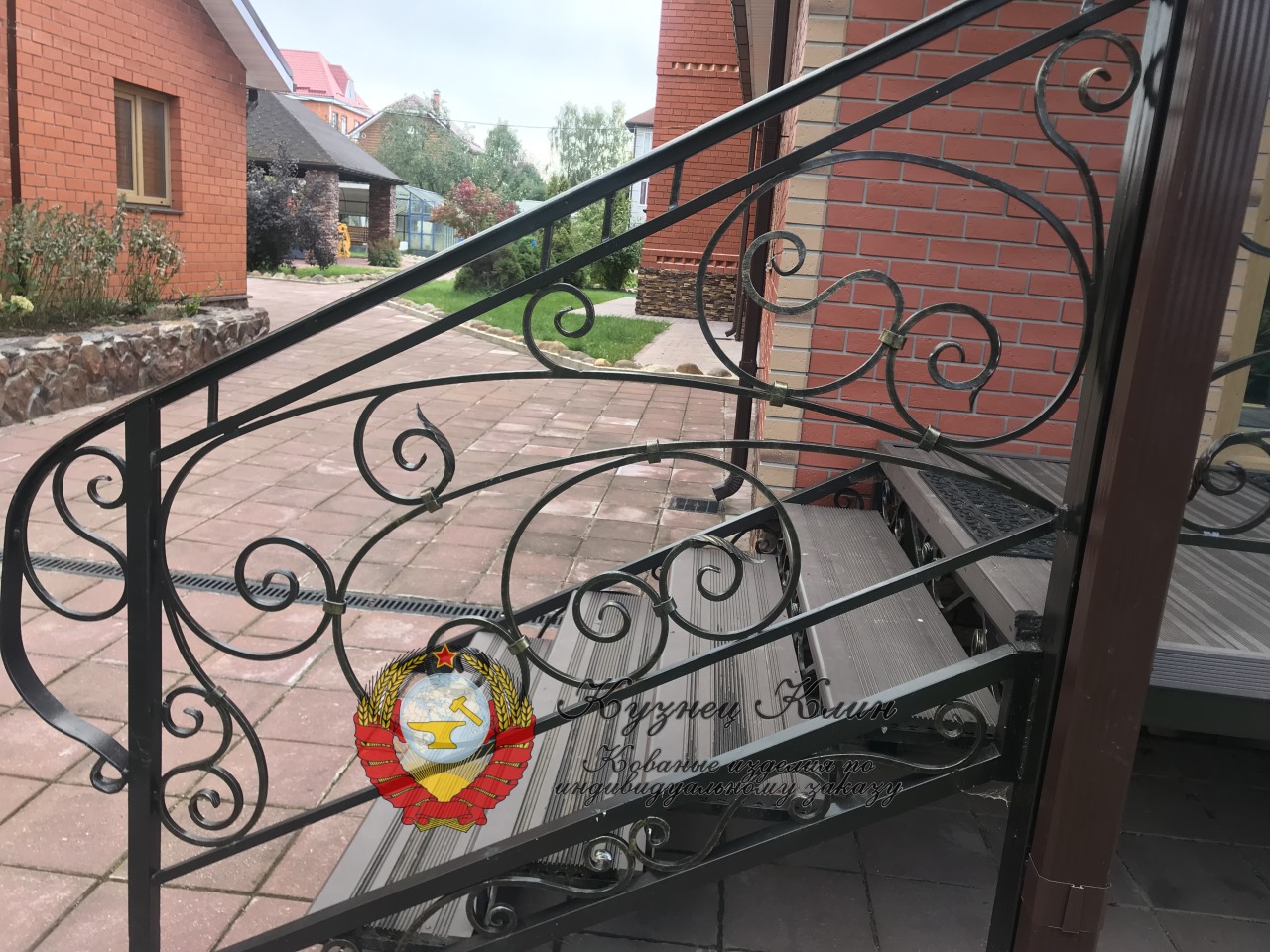 г. ДОМОДЕДОВО КОВАНЫЕ СТУПЕНИ С ДОСКОЙ ПВХ