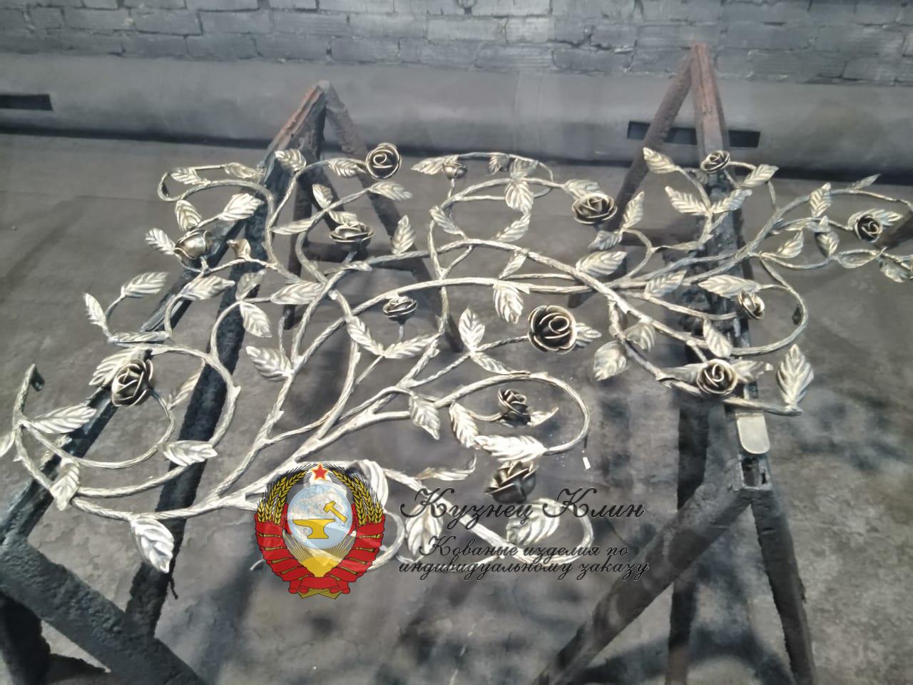 г. МОСКВА КОВАНАЯ ВСТАВКА В ДЕРЕВЯННЫЕ ПЕРИЛА