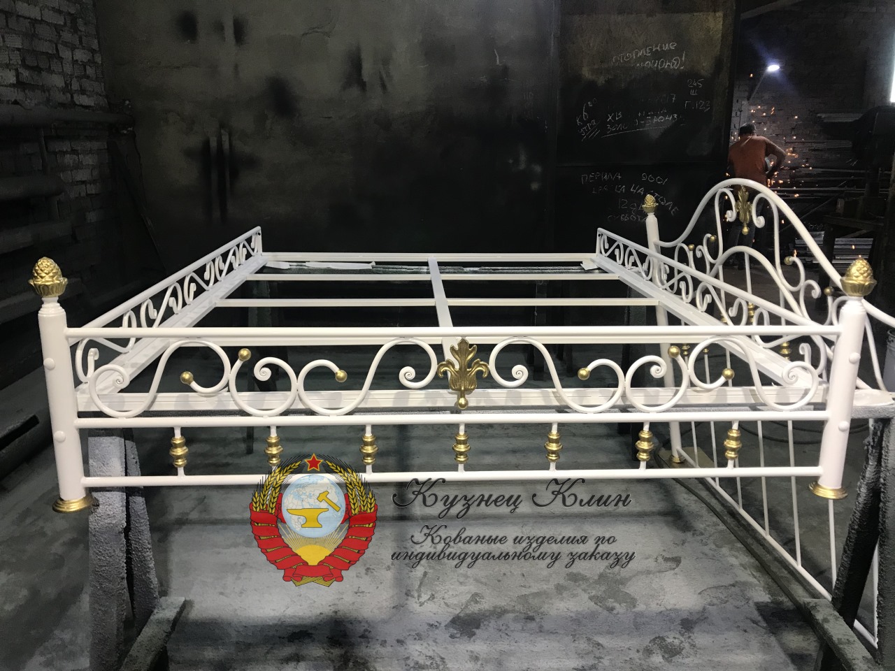 г. МОСКВА КОВАНАЯ КРОВАТЬ БЕЛАЯ