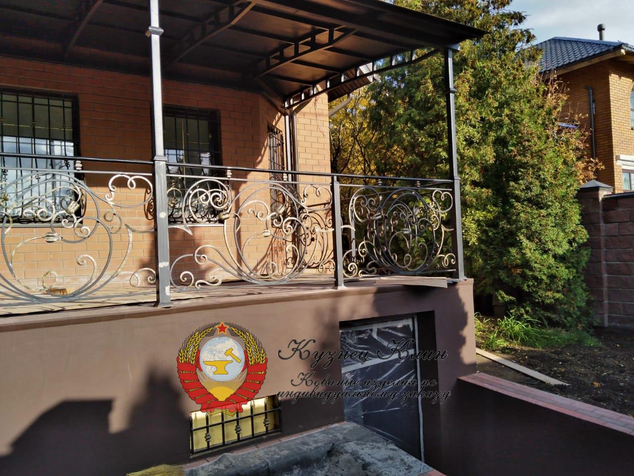 г. МОСКВА м-н ВЕШКИ КОВАНЫЙ НАВЕС С ПЕРИЛАМИ НА СТОЛБАХ