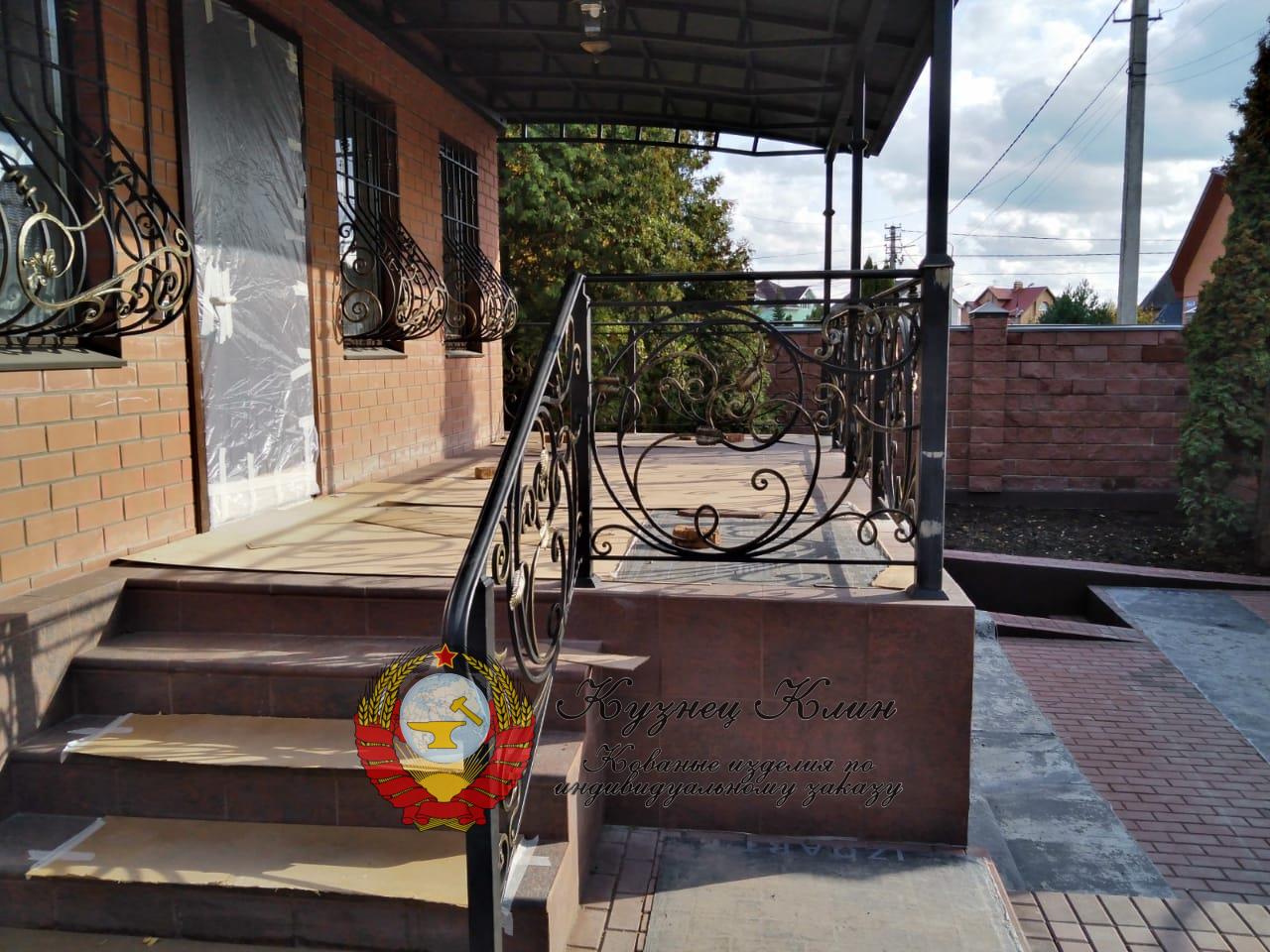 г. МОСКВА м-н ВЕШКИ КОВАНЫЙ НАВЕС С ПЕРИЛАМИ