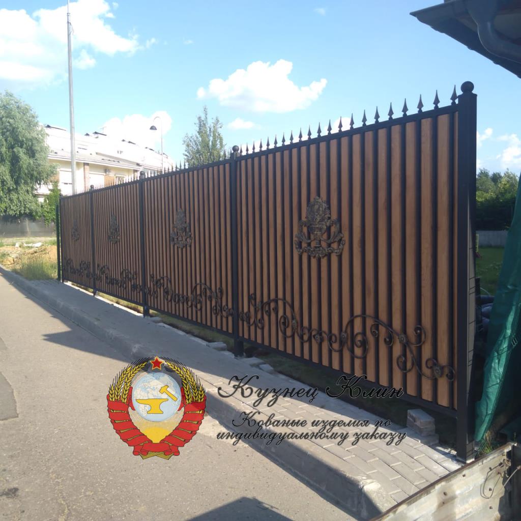 г. ХИМКИ КОВАНЫЙ ЗАБОР С ПРОФЛИСТОМ ПОД ДЕРЕВО