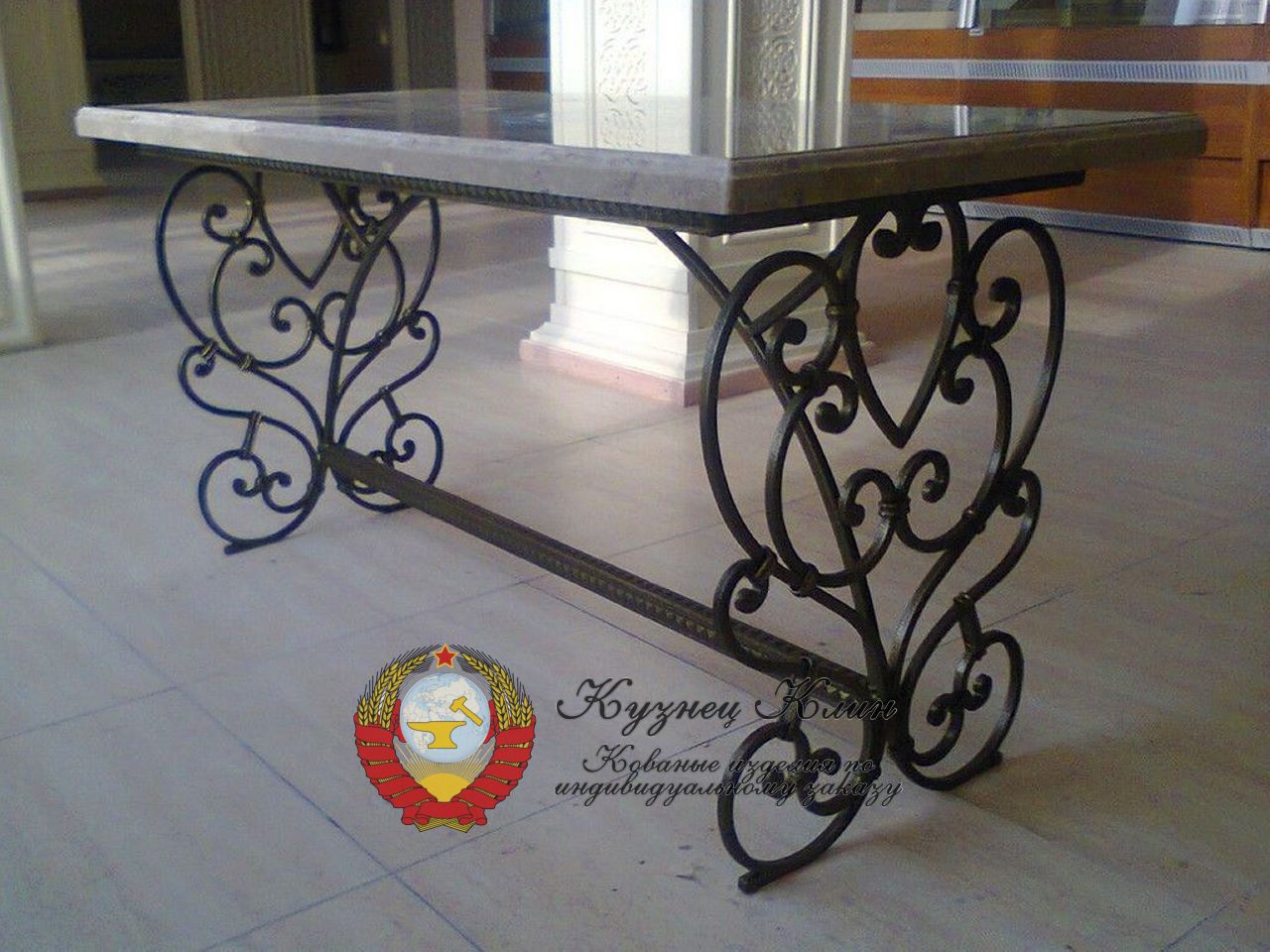 Кованый стол дерево и стекло