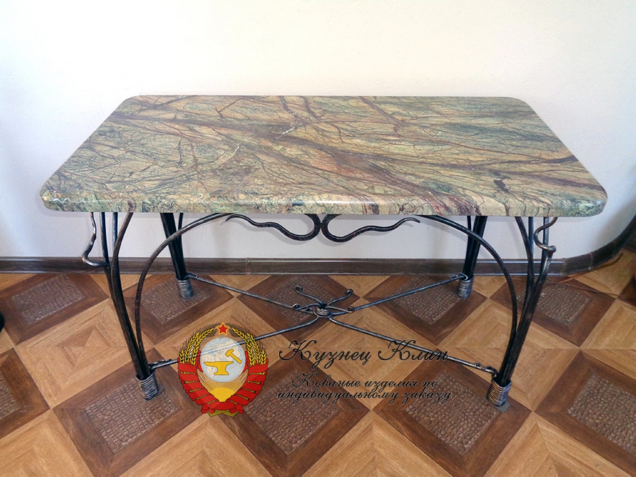 Кованый стол искуственный камень
