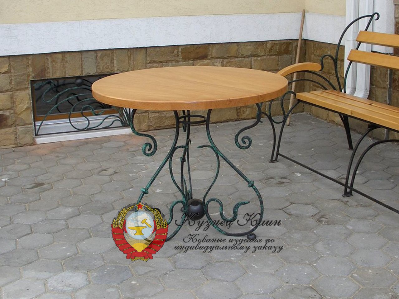 Кованый стол круглый с днревом