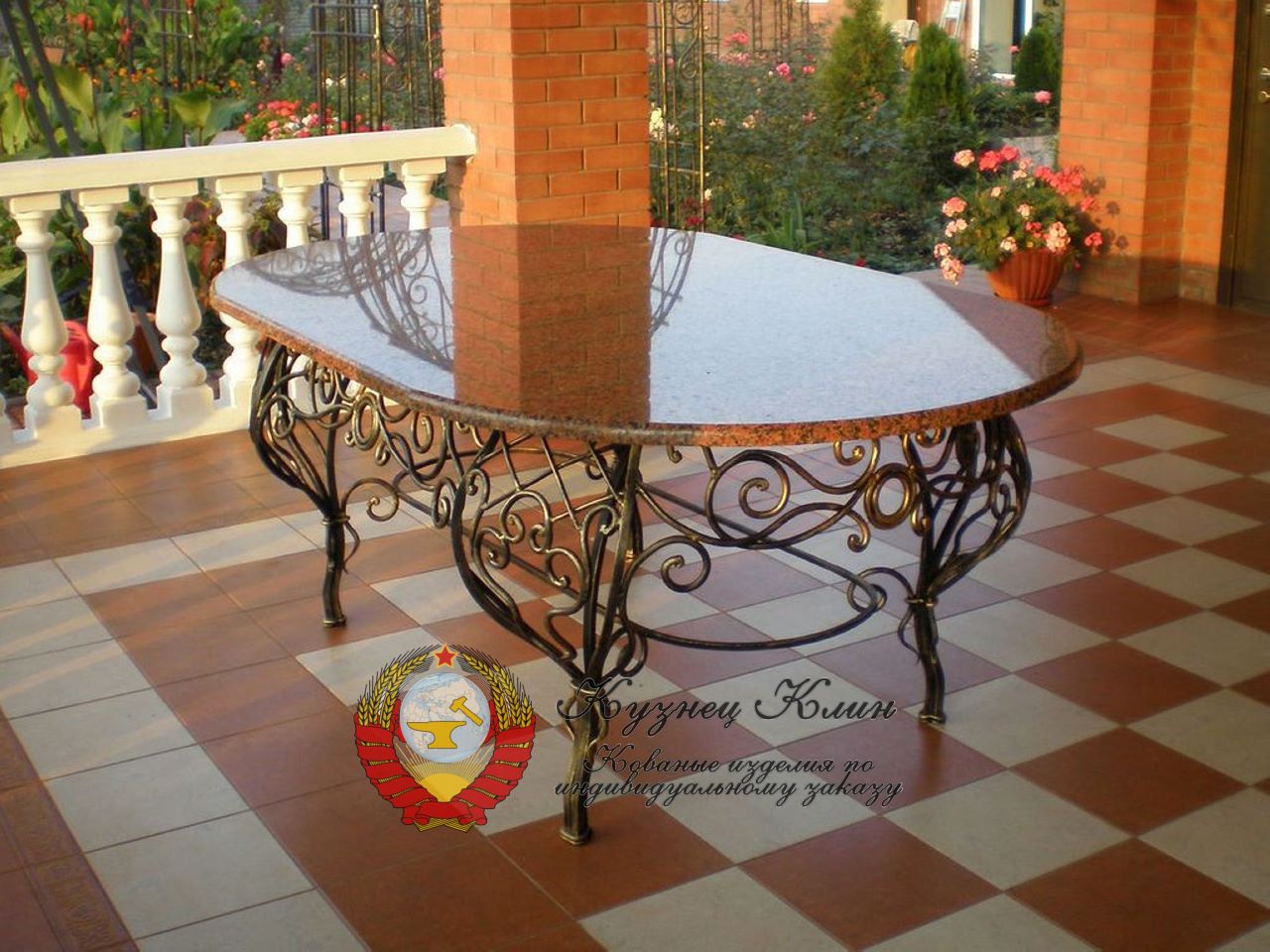 Кованый стол овальный с камнем