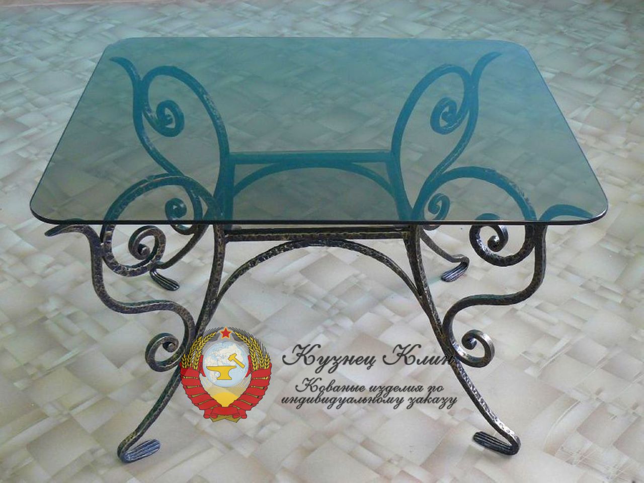 Кованый стол с бронзовым стеклом