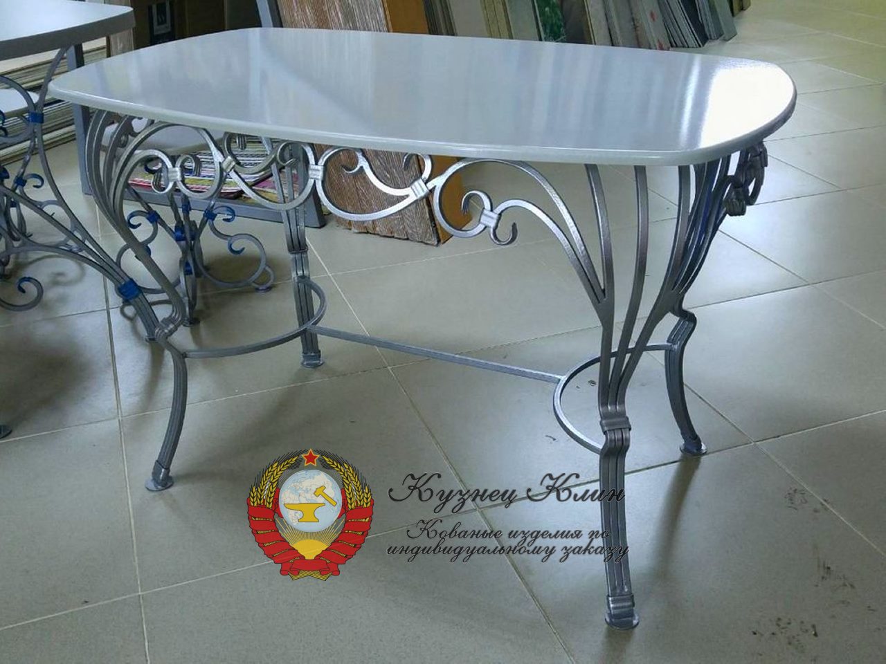 Кованый стол с простым камнем